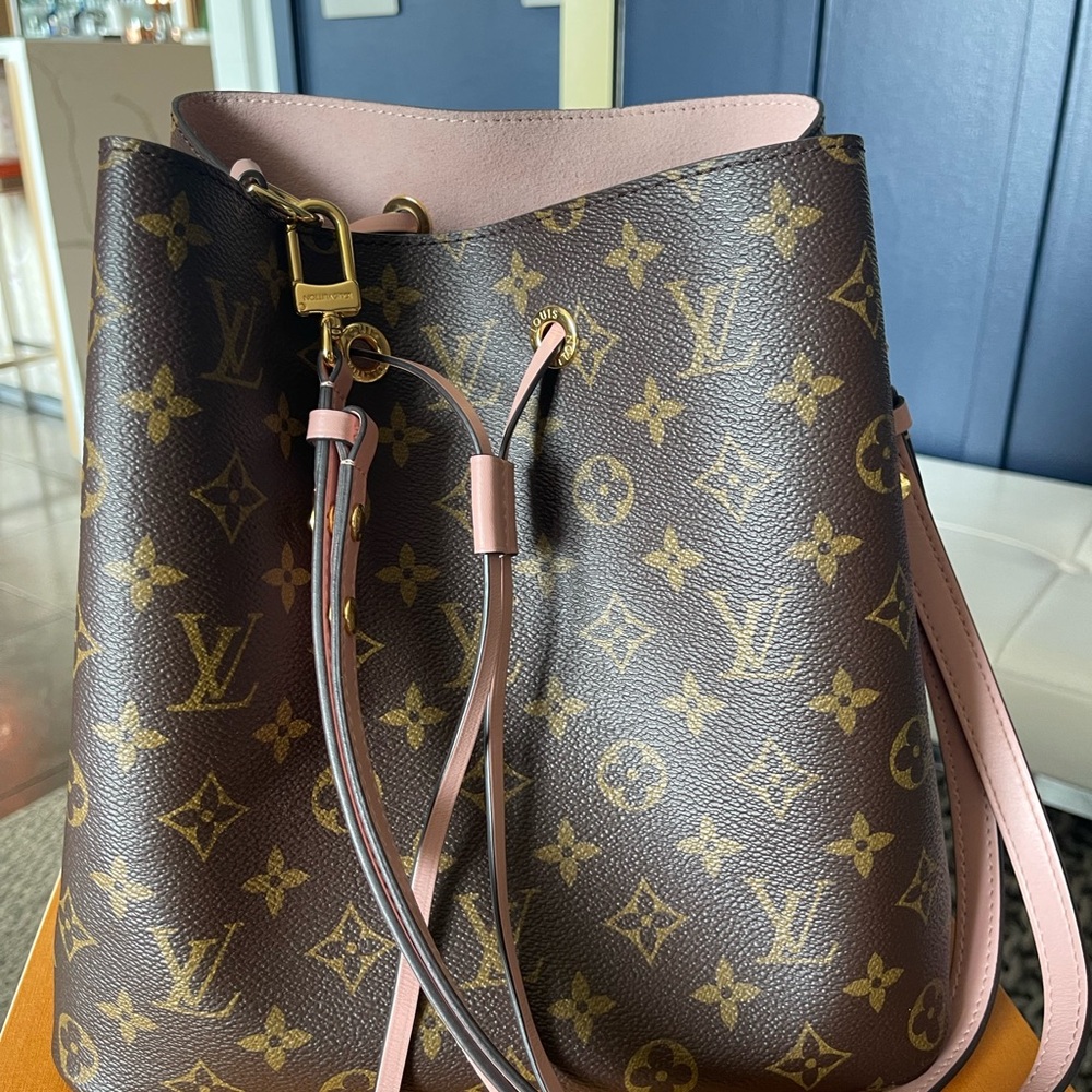 Louis Vuitton beautiful Bag almost new serious by only